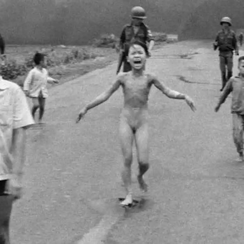 VIETNAM BAMBINA BRUCIATA DAL NAPALM