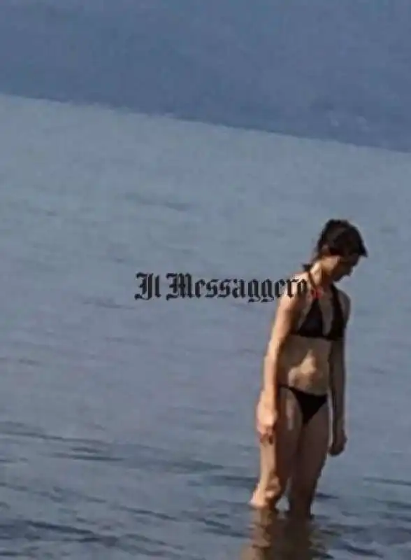 virginia raggi in costume al lago di bracciano 6