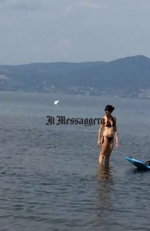 virginia raggi in costume al lago di bracciano 7