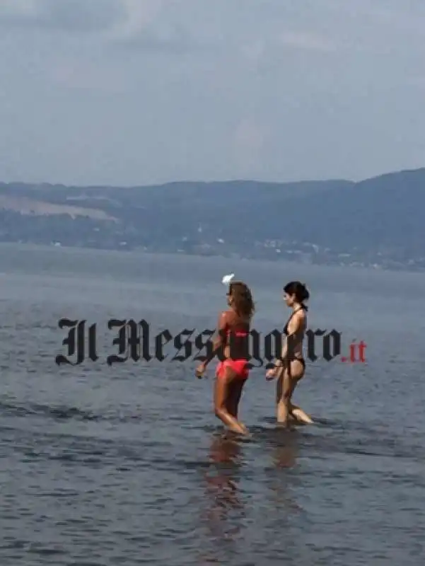 virginia raggi in costume al lago di bracciano