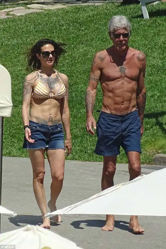 anthony bourdain e asia argento in piscina