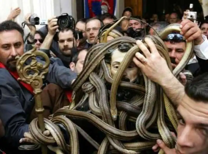 Cocullo, in Abruzzo, la statua di San Domenico  ari