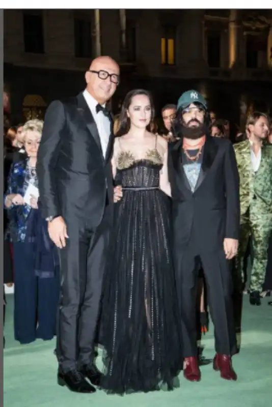 dakota johnson alessandro michele e marco bizzarri green carpet fashion award