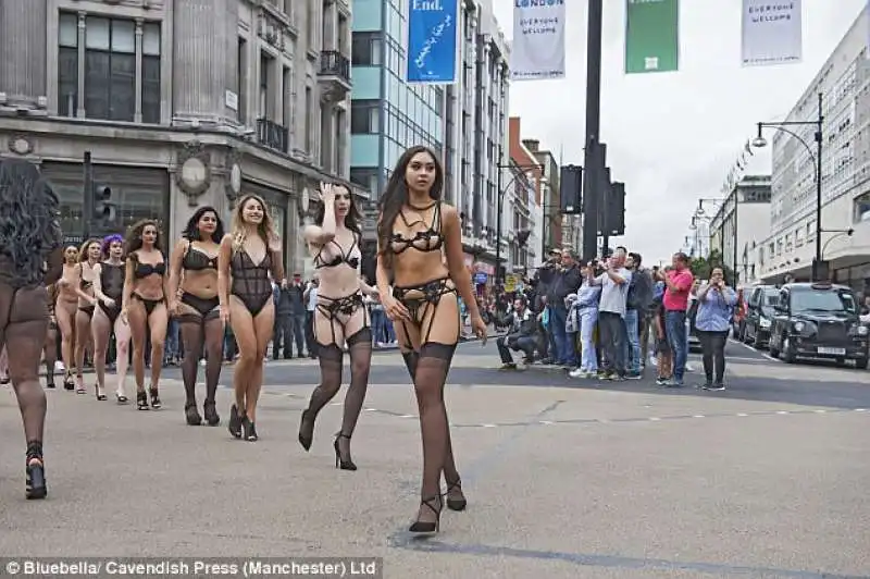 dare to bare campaign londra3