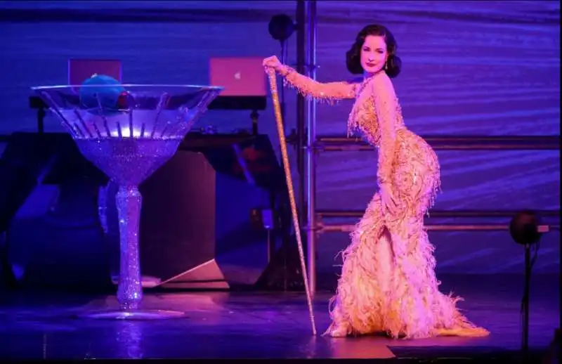 dita von teese alla ny fashion week copia