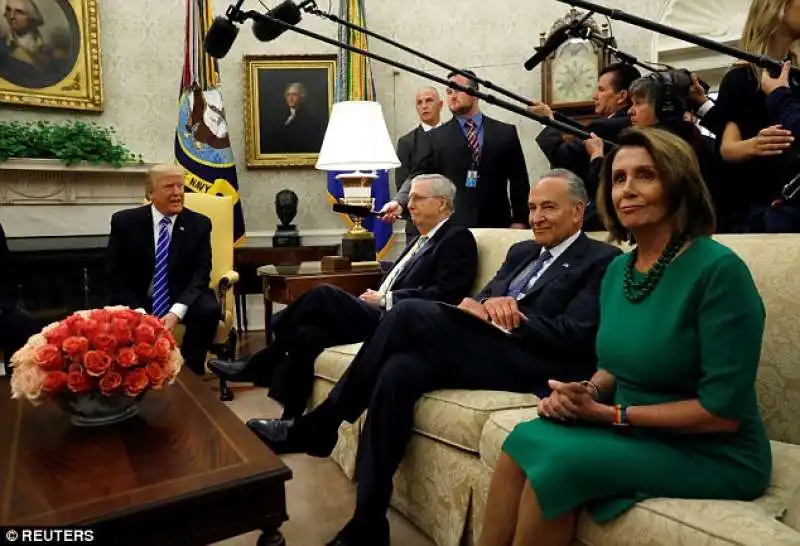 donald trump con mitch mcconnell nancy pelosi e chuck schumer