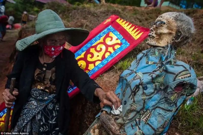 festival dei morti in indonesia copia