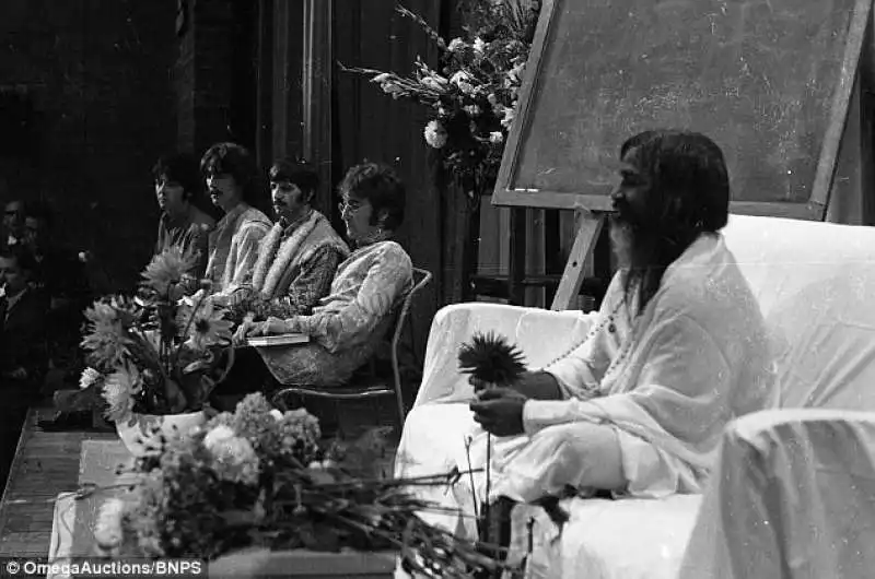 i beatles con maharishi mahesh yogi