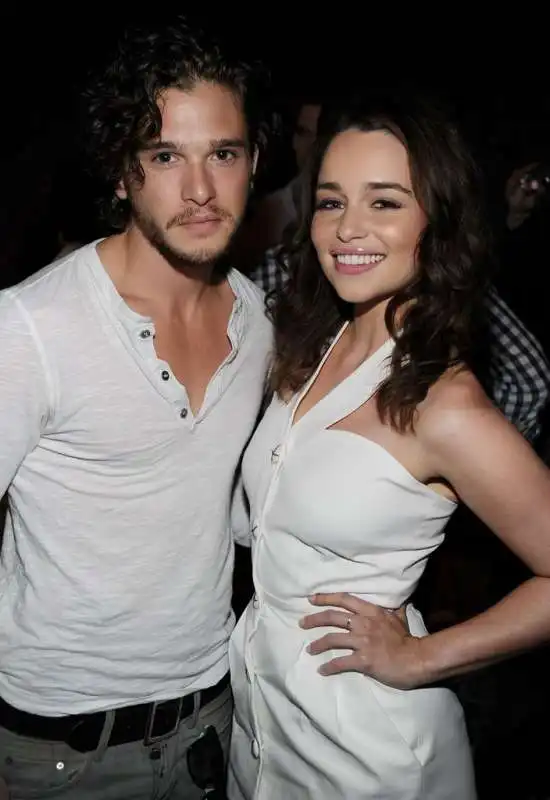 KIT HARINGTON E EMILIA CLARKE