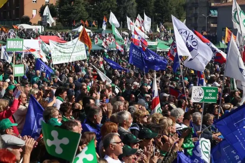 la lega e salvini a pontida  16