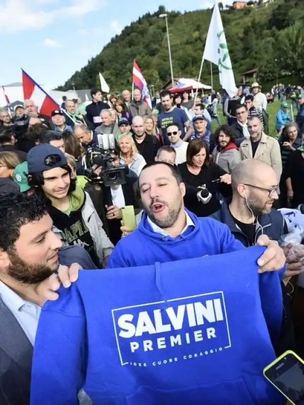 la lega e salvini a pontida  2