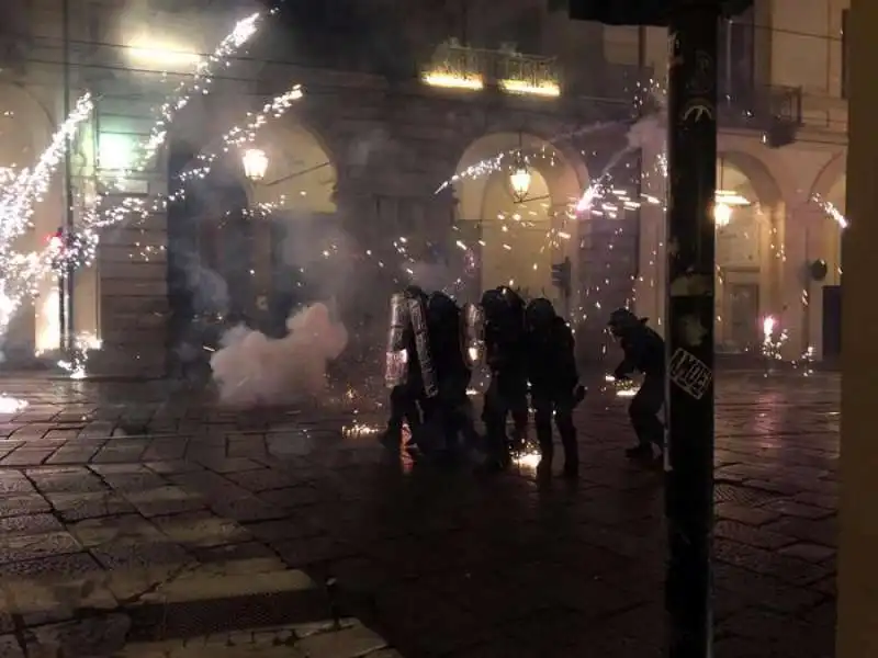 lancio di petardi contro forze dell''ordine a torino 3