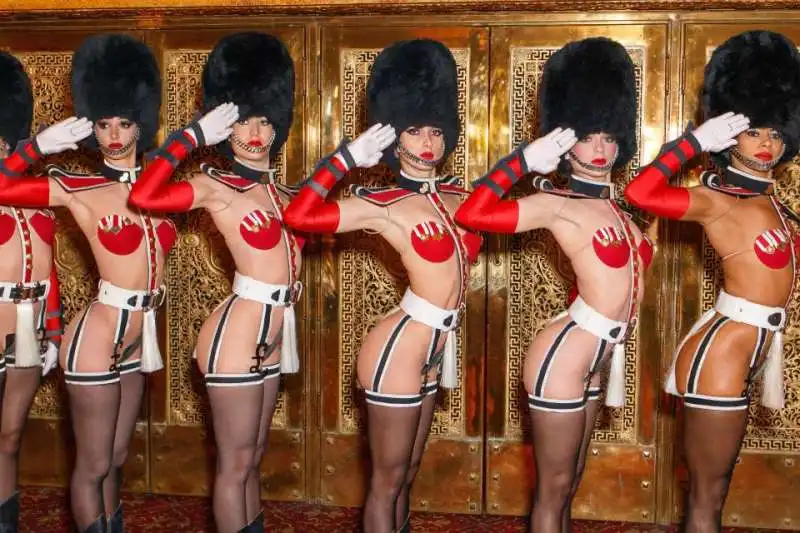 le ragazze del crazy horse copia 15