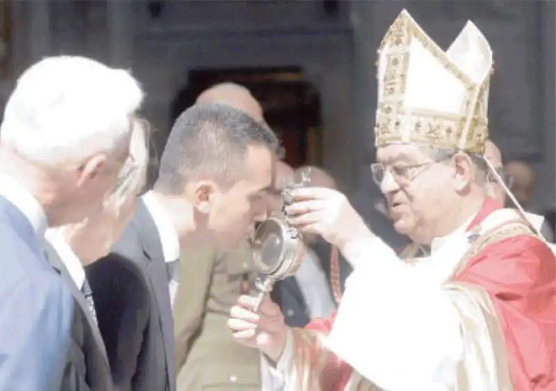 LUIGI DI MAIO BACIA LA TECA DI SAN GENNARO