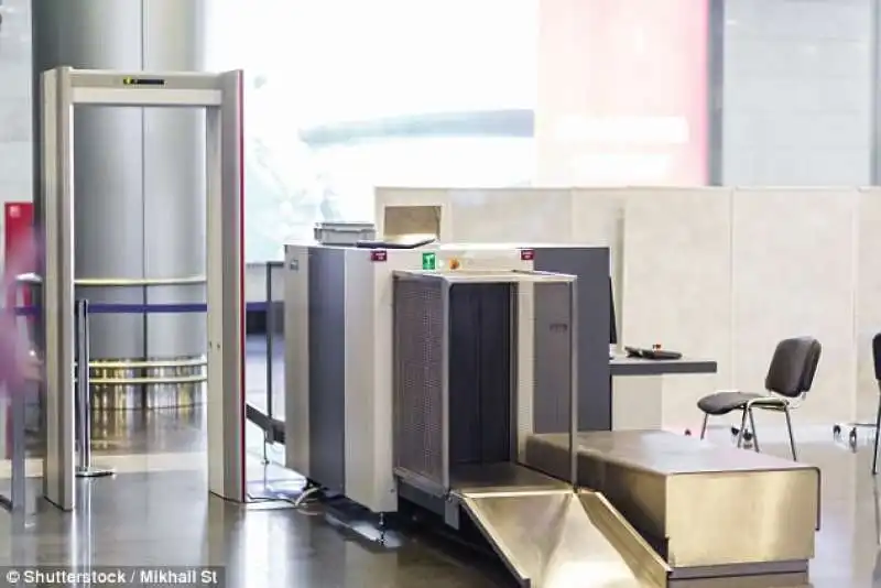 metal detector in aeroporto