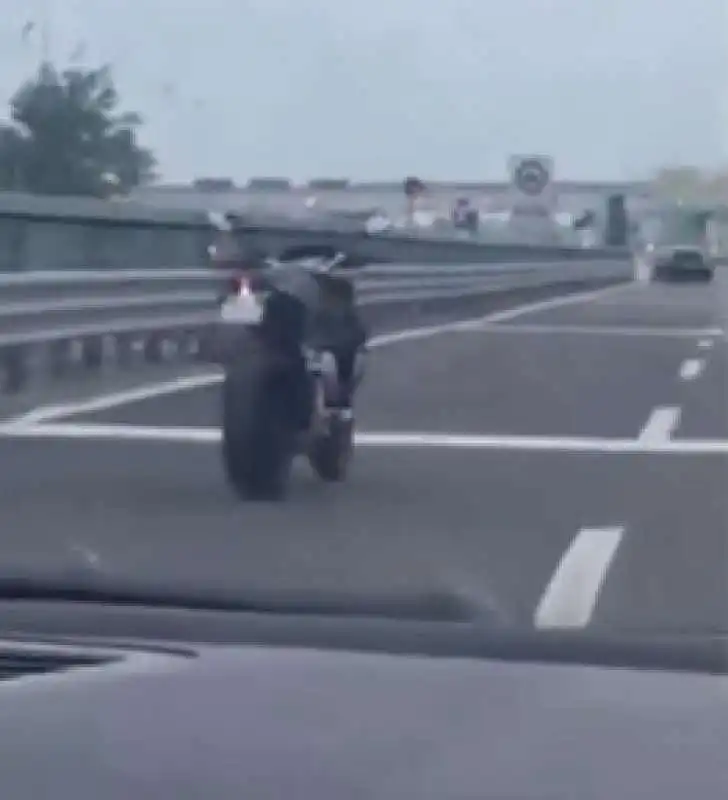 MOTO SENZA PILOTA A MILANO