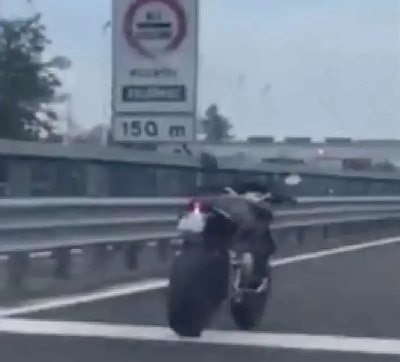 MOTO SENZA PILOTA A MILANO