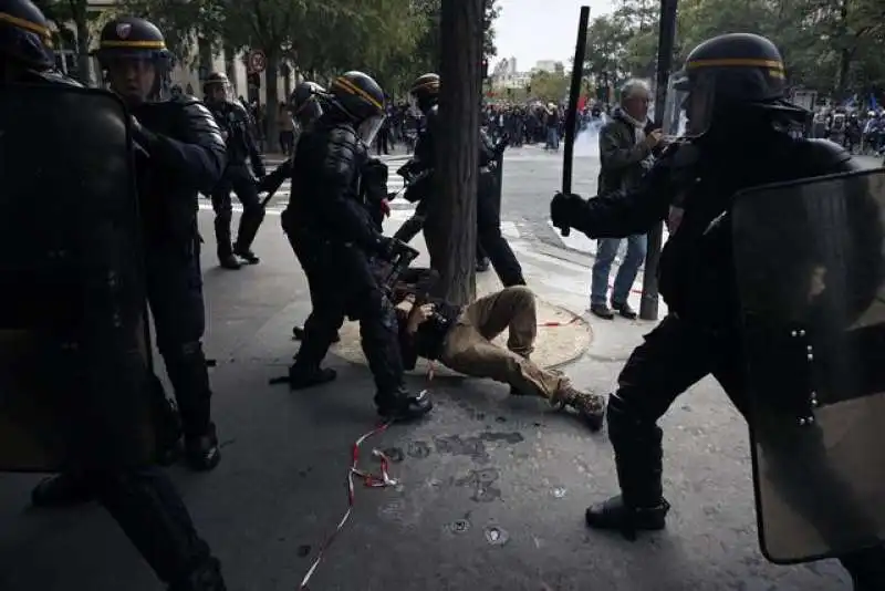 PROTESTE CONTRO MACRON 2