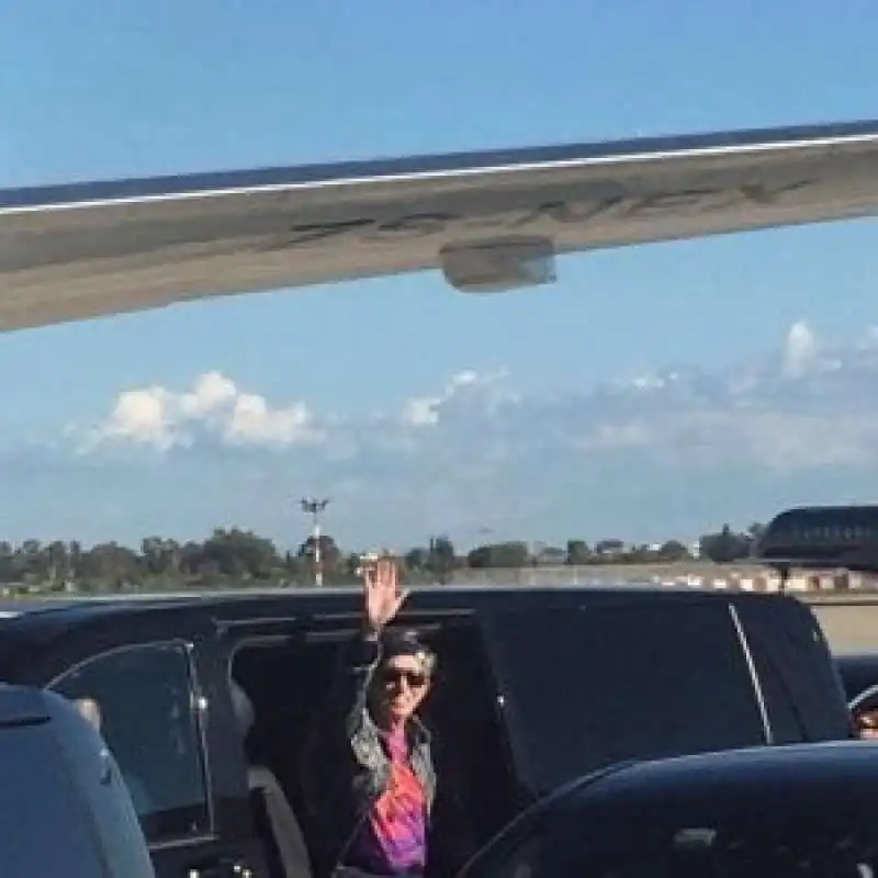 rolling stones arrivano all aeroporto di pisa