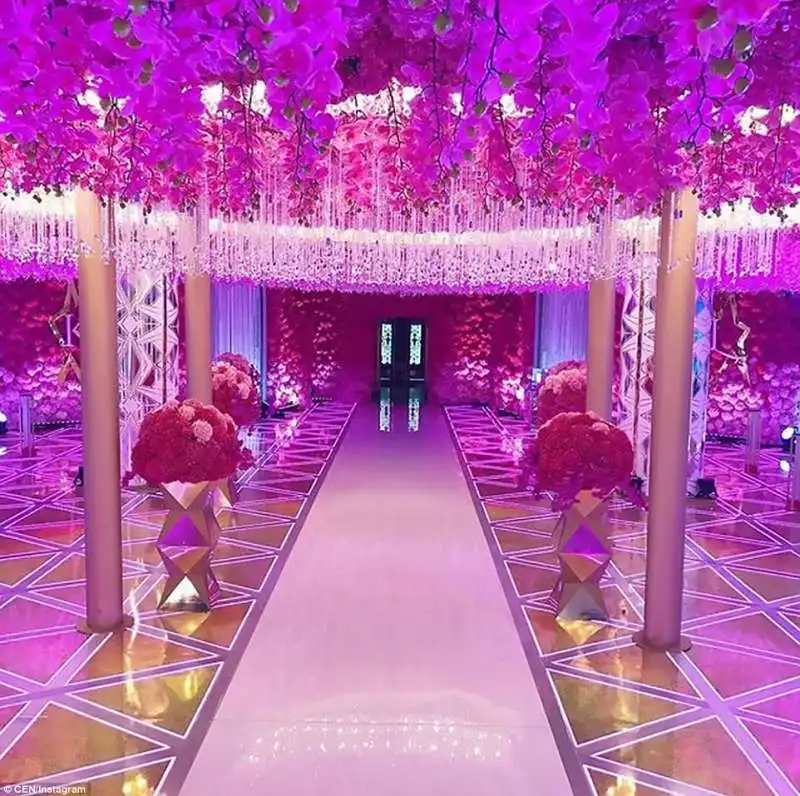 sala da ballo con orchidee e cristalli