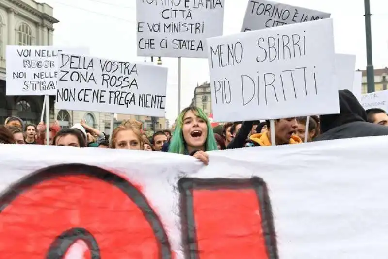 SCONTRI AL CORTEO DI PROTESTA PER IL G7 A TORINO