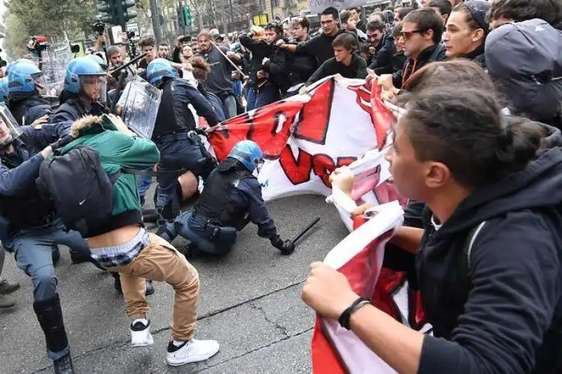 scontri manifestanti agenti torino