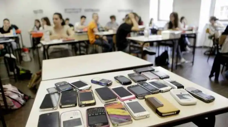 SMARTPHONE IN CLASSE   