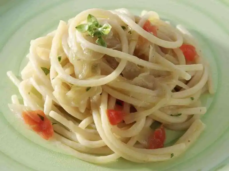 spaghetti senatore cappelli con cipollotto e peperoncino di aimo e nadia