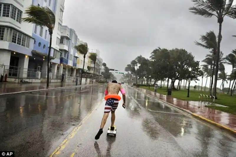 sullo skate durante irma