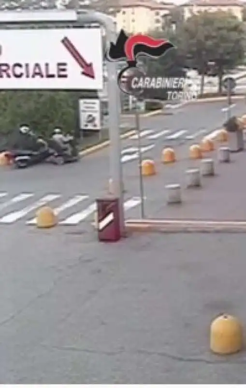 Torino - il disabile scippato dal ladro in scooter lo insegue e lo sperona con la carrozzina elettrica