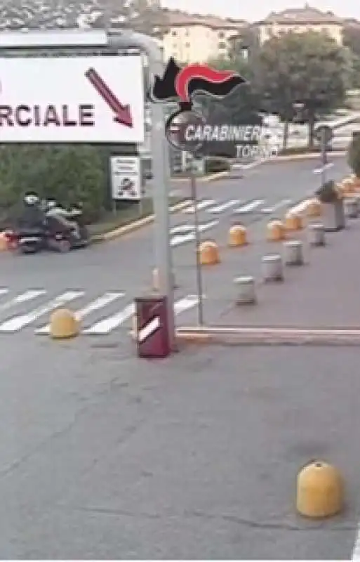 Torino - il disabile scippato dal ladro in scooter lo insegue e lo sperona con la carrozzina elettrica