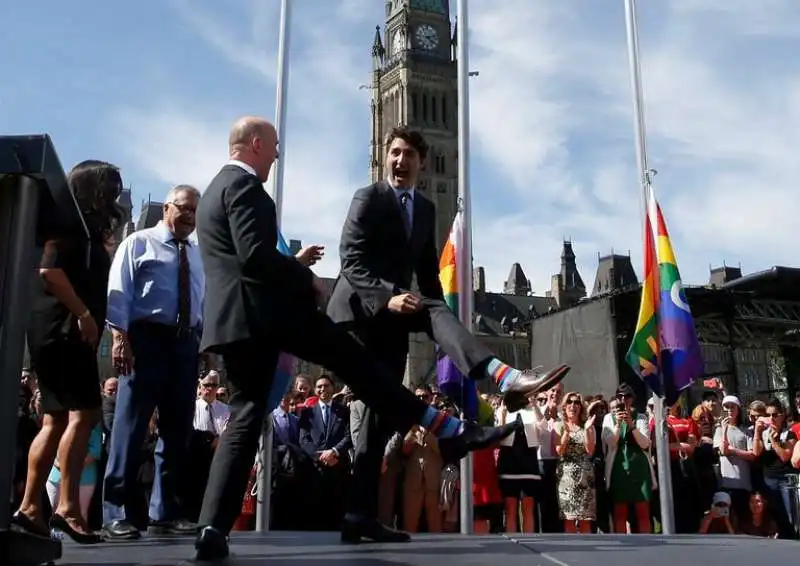 trudeau con calzini arcobaleno