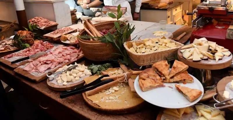 un ricco buffet per gli invitati (1)