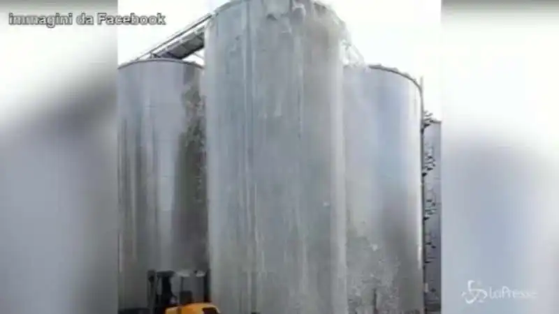 30mila litri di prosecco fuori dal silos 3