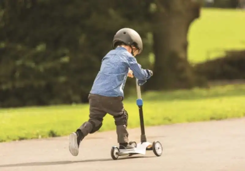 bambino sul monopattino