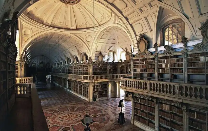 biblioteca do convento de mafra, in portogallo 4