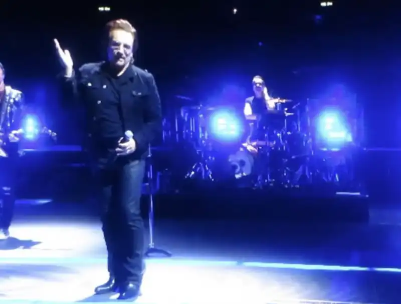 bono perde la voce a berlino 2