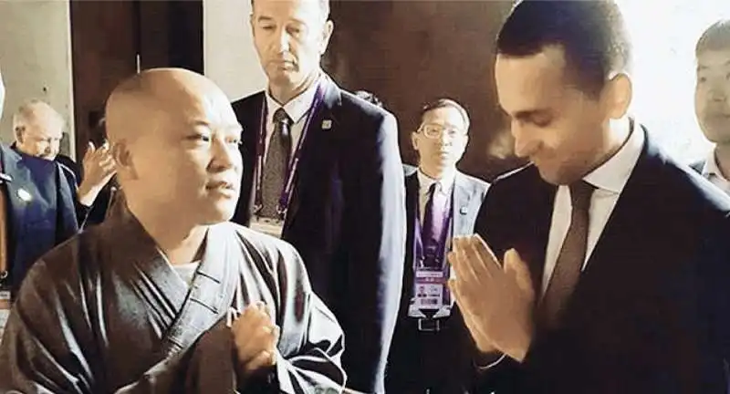 DI MAIO AL TEMPIO BUDDISTA DI QINGYANG IN CINA