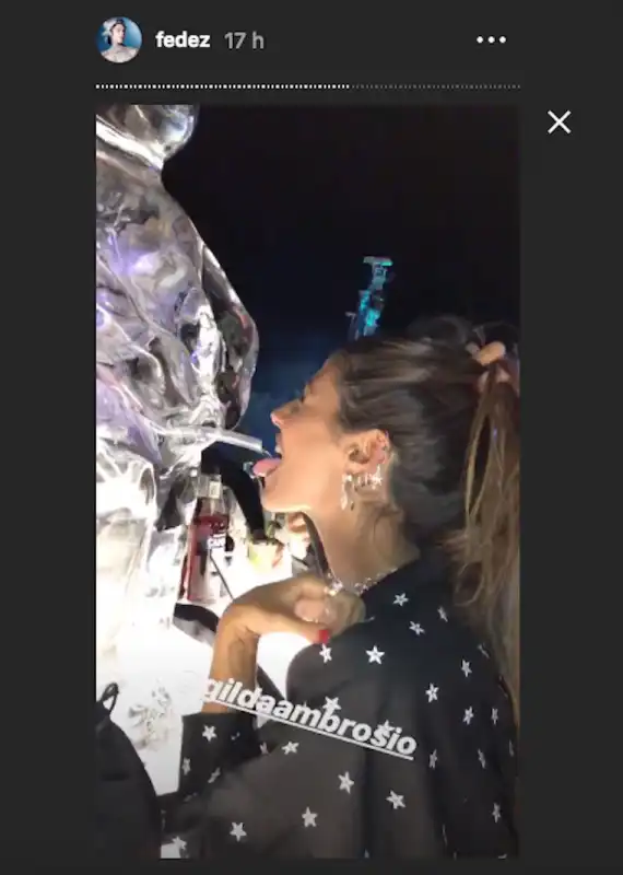 gilda ambrosio beve dalla fontana del putto che piscia vodka