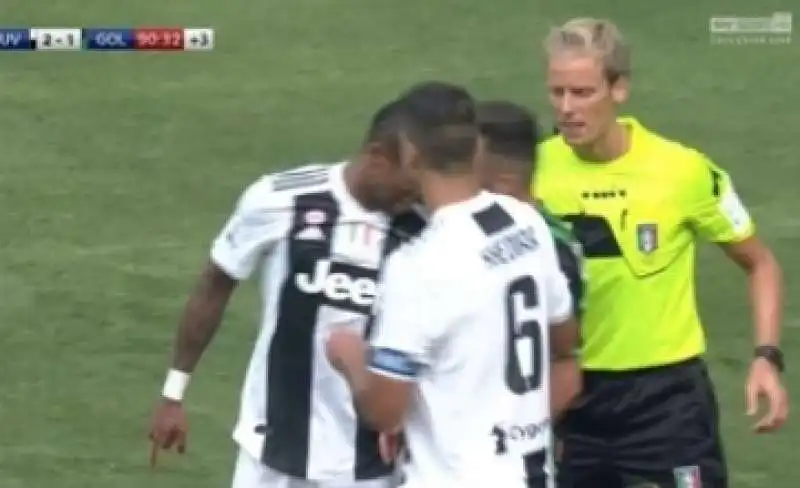 LA TESTATA DI DOUGLAS COSTA A FEDERICO DI FRANCESCO SOTTO GLI OCCHI DELL ARBITRO