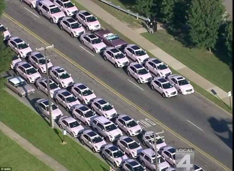 le cadillac rosa al funerale di aretha franklin