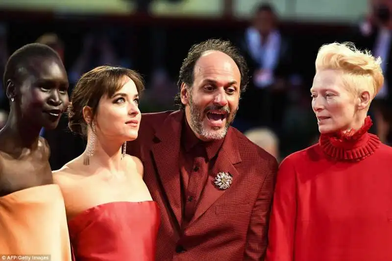 luca guadagnino con il cast di suspiria 2