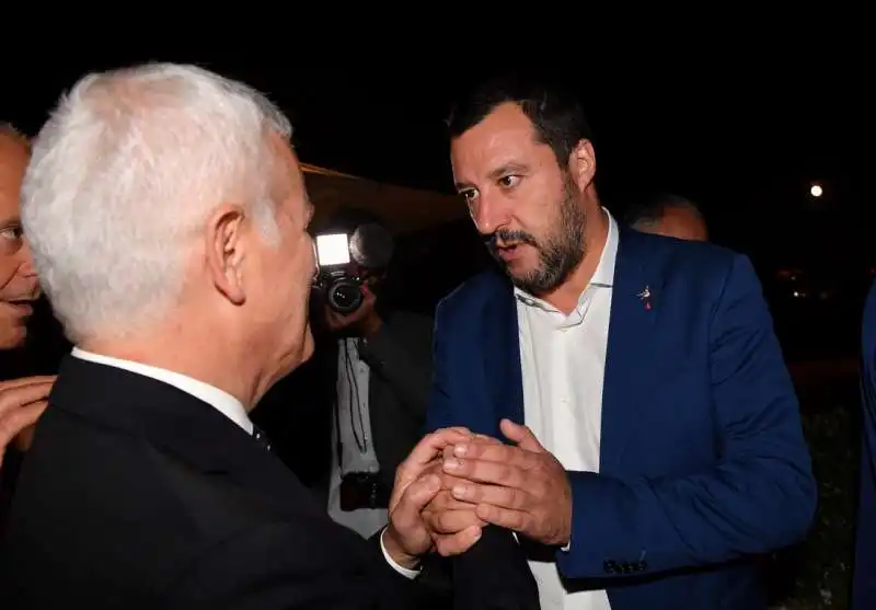 matteo salvini saluta maurizio belpietro