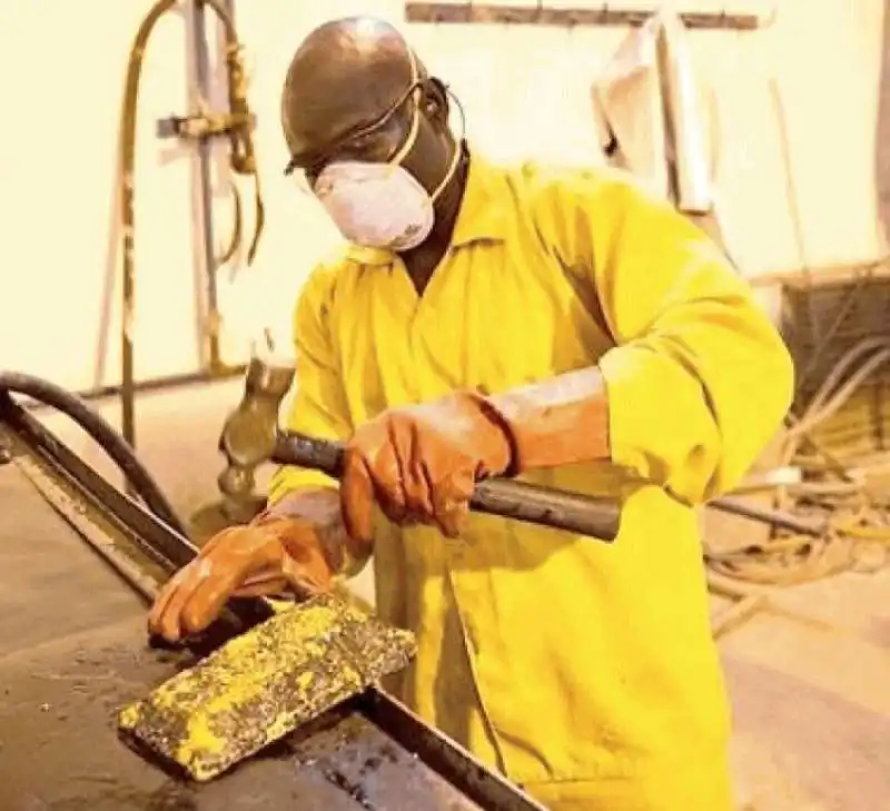 MINATORE IN UN IMPIANTO DI ESTRAZIONE DI ORO DELLA RANGOLD IN AFRICA