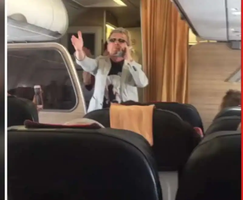 PUPO CANTA IN AEREO 