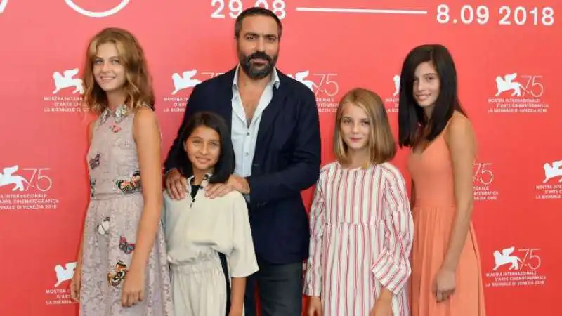 saverio costanzo con il cast di l amica geniale