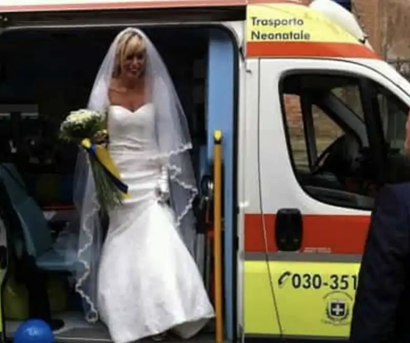 sposa arriva in ambulanza 1