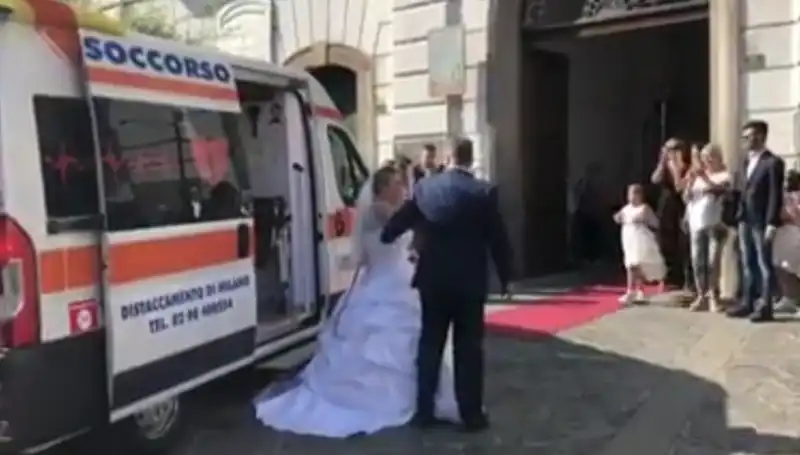 sposa arriva in ambulanza 3