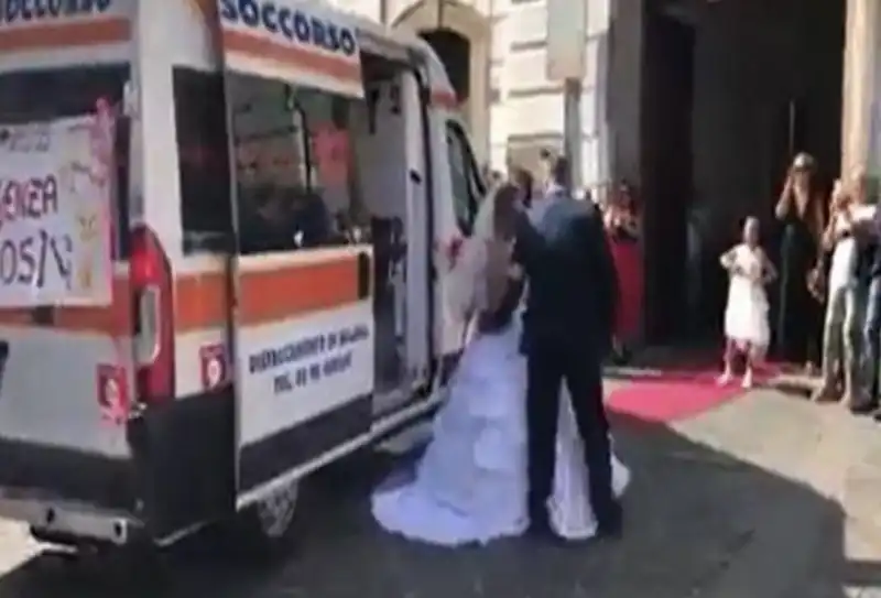 sposa arriva in ambulanza 4