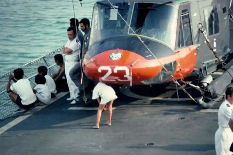 21 i bambini vietnamiti giocano sul ponte di volo 